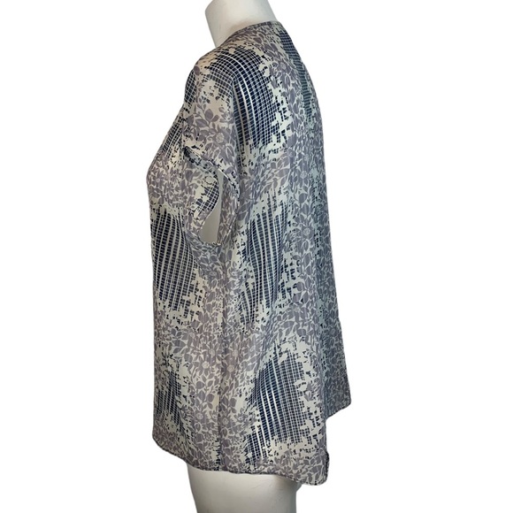 CAbi Womens V-Neck Pullover Blouse Flowers & Grid White Grey Blue Top - Picture 3 of 8